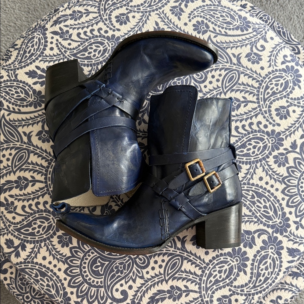 Vibrant blue Freebird by Steven boots